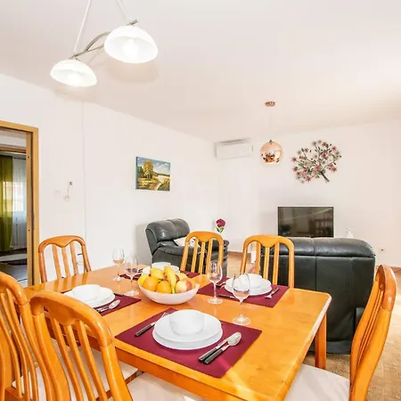 Guest house Family House With 2 - Irma Medulin